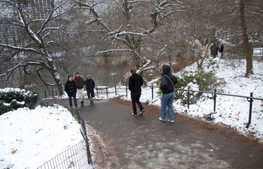 Central Park 'ta kar yağışıyla birlikte kışın ilk günü. 21 Aralık 2024, New York, ABD: New York şehri kışın ilk günü Central Park 'ta kar taneleriyle kaplandı. (niyi fote / the new ws2)