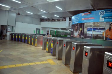 Porto alegre (rs), 12 / 24 / 2024 - Porto alegre kentsel tren şirketi s.a. (Trensurb), federal hükümetle bağlantılı bir kamu şirketi, Novo hamburgo ve Porto alegre şehirleri arasındaki tren hizmetine devam etti. (Viyolonsel Oliver\ yeni2) 