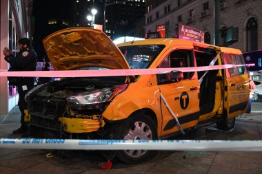 25 Aralık 2024 Çarşamba, Herald Square, Manhattan, New York, ABD: New York şehir taksisinin çarptığı çok sayıda yaya, Manhattan, New York 'un Herald Square bölümünde 34. caddenin batısında ve 6. caddede yılbaşı günü (Kyle Mazza\ thenews2)