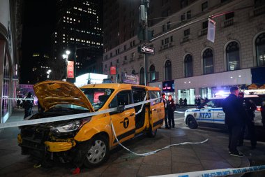 25 Aralık 2024 Çarşamba, Herald Square, Manhattan, New York, ABD: New York şehir taksisinin çarptığı çok sayıda yaya, Manhattan, New York 'un Herald Square bölümünde 34. caddenin batısında ve 6. caddede yılbaşı günü (Kyle Mazza\ thenews2)