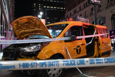 25 Aralık 2024 Çarşamba, Herald Square, Manhattan, New York, ABD: New York şehir taksisinin çarptığı çok sayıda yaya, Manhattan, New York 'un Herald Square bölümünde 34. caddenin batısında ve 6. caddede yılbaşı günü (Kyle Mazza\ thenews2)