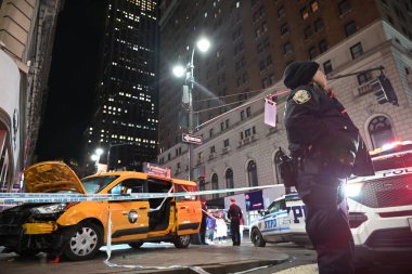 25 Aralık 2024 Çarşamba, Herald Square, Manhattan, New York, ABD: New York şehir taksisinin çarptığı çok sayıda yaya, Manhattan, New York 'un Herald Square bölümünde 34. caddenin batısında ve 6. caddede yılbaşı günü (Kyle Mazza\ thenews2)