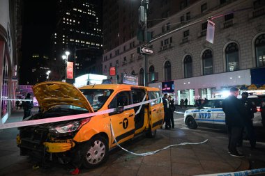 25 Aralık 2024 Çarşamba, Herald Square, Manhattan, New York, ABD: New York şehir taksisinin çarptığı çok sayıda yaya, Manhattan, New York 'un Herald Square bölümünde 34. caddenin batısında ve 6. caddede yılbaşı günü (Kyle Mazza\ thenews2)