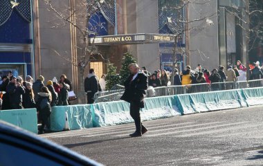 24 Aralık 2024, New York, ABD: İnsanlar mağazaların gösteri odalarının güzelliğini takdir ederken, beşinci cadde boyunca fotoğraf çekerken, Trump Tower 'ın önünde ve trafik sıkışıklığına neden olurken görülüyor. (niyi fote / the new ws2)    