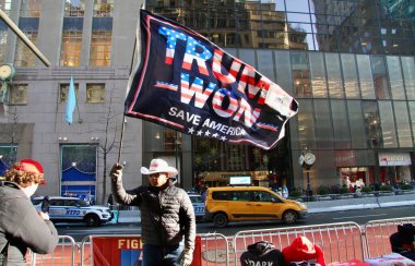 24 Aralık 2024, New York, ABD: İnsanlar mağazaların gösteri odalarının güzelliğini takdir ederken, beşinci cadde boyunca fotoğraf çekerken, Trump Tower 'ın önünde ve trafik sıkışıklığına neden olurken görülüyor. (niyi fote / the new ws2)    
