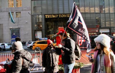 24 Aralık 2024, New York, ABD: İnsanlar mağazaların gösteri odalarının güzelliğini takdir ederken, beşinci cadde boyunca fotoğraf çekerken, Trump Tower 'ın önünde ve trafik sıkışıklığına neden olurken görülüyor. (niyi fote / the new ws2)    
