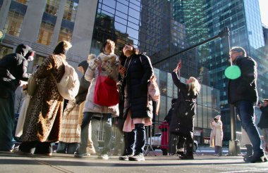 24 Aralık 2024, New York, ABD: İnsanlar mağazaların gösteri odalarının güzelliğini takdir ederken, beşinci cadde boyunca fotoğraf çekerken, Trump Tower 'ın önünde ve trafik sıkışıklığına neden olurken görülüyor. (niyi fote / the new ws2)    
