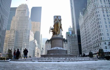 24 Aralık 2024, New York, ABD: İnsanlar mağazaların gösteri odalarının güzelliğini takdir ederken, beşinci cadde boyunca fotoğraf çekerken, Trump Tower 'ın önünde ve trafik sıkışıklığına neden olurken görülüyor. (niyi fote / the new ws2)    