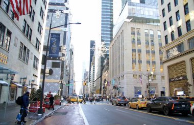 24 Aralık 2024, New York, ABD: İnsanlar mağazaların gösteri odalarının güzelliğini takdir ederken, beşinci cadde boyunca fotoğraf çekerken, Trump Tower 'ın önünde ve trafik sıkışıklığına neden olurken görülüyor. (niyi fote / the new ws2)    