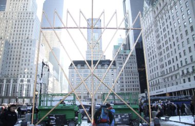 24 Aralık 2024, New York, ABD: Lubavitch Gençlik Örgütü sponsorluğunda dünyanın en büyük Hanuka menorası Central Park yakınlarındaki Plaza Otel 'in önündeki Grand Army Meydanı' nda sergileniyor. (niyi fote\ theenews2) 
