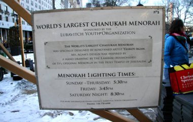 24 Aralık 2024, New York, ABD: Lubavitch Gençlik Örgütü sponsorluğunda dünyanın en büyük Hanuka menorası Central Park yakınlarındaki Plaza Otel 'in önündeki Grand Army Meydanı' nda sergileniyor. (niyi fote\ theenews2) 