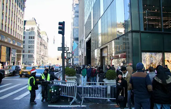 24 Aralık 2024, New York, ABD: İnsanlar mağazaların gösteri odalarının güzelliğini takdir ederken, beşinci cadde boyunca fotoğraf çekerken, Trump Tower 'ın önünde ve trafik sıkışıklığına neden olurken görülüyor. (niyi fote / the new ws2)    