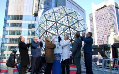 New York, ABD - 30 Aralık 2024: New York 'taki bir kez kare bir binanın çatısından yılbaşı gecesi için top düşüşü. Organizatörler topun düşüşünü test ediyorlar. (Niyi Fote/Thenews2)