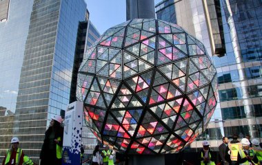 New York, ABD - 30 Aralık 2024: Yeni yıl arifesi topu New York 'taki bir kez kare binasının çatısından düştü. Organizatörler top düşüşünün kalitesini ölçer. (Niyi Fote/Thenews2)