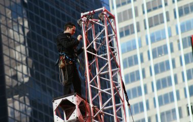 New York, ABD - 30 Aralık 2024: işçiler Times Meydanı 'nda yapılacak yeni yıl hazırlıklarına son rötuşları yaparken görülüyor ve burada müzik performansları ve 11.59' dan 60 saniye sonra top düşüşü olacak. (Niyi Fote/Thenews2)