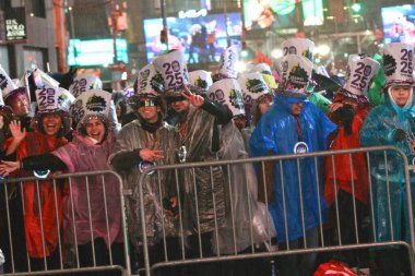 31 Aralık 2024, New York, ABD: Dünyanın dört bir yanından insanlar, yağmurun ortasında ve farklı sanatçıların performanslarıyla (niyi fote / thews2)