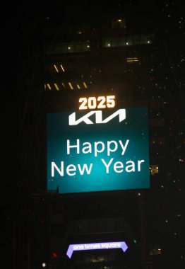 December 31, 2024, new york, usa: people from all over the world gathered to watch new year's eve celebrations at times square amid rainfall and with performances from different artists (niyi fote / thenews2)