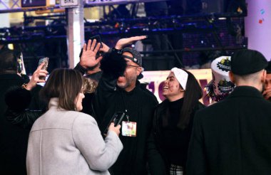 31 Aralık 2024, New York, ABD: Dünyanın dört bir yanından insanlar, yağmurun ortasında ve farklı sanatçıların performanslarıyla (niyi fote / thews2)