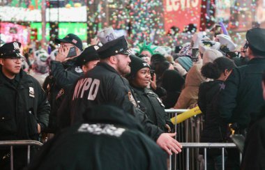 31 Aralık 2024, New York, ABD: Dünyanın dört bir yanından insanlar, yağmurun ortasında ve farklı sanatçıların performanslarıyla (niyi fote / thews2)