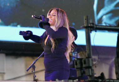 31 Aralık 2024, New York, ABD: Amerikalı şarkıcı Mickey Guyton, Times Meydanı 'ndaki yeni yıl kutlamalarında canlı performans sergiliyor.)