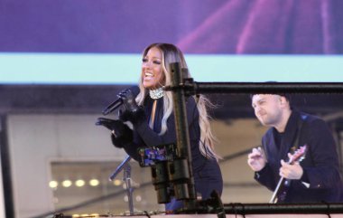31 Aralık 2024, New York, ABD: Amerikalı şarkıcı Mickey Guyton, Times Meydanı 'ndaki yeni yıl kutlamalarında canlı performans sergiliyor.)
