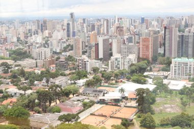 Curitiba (Pr), Brezilya 06 / 01 / 2025 - Curitiba 'nın panoramik kulesinde hareket, parana başkentinin turistik merkezlerinden biri, bu gösteri 100 metreden yüksek bir kule (edson de souza / theenews2)