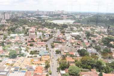 Curitiba (Pr), Brezilya 06 / 01 / 2025 - Curitiba 'nın panoramik kulesinde hareket, parana başkentinin turistik merkezlerinden biri, bu gösteri 100 metreden yüksek bir kule (edson de souza / theenews2)