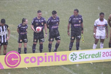 Sao Paulo (sp), Brezilya 01 / 08 / 2025 hakem Gabriel Furlan, asistan Guilherme holanda moura lima, maria eduarda silva trindade (leco viana / theenews2 arasındaki maçta dördüncü hakem caio oak pereira pires)