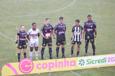 Sao Paulo (sp), Brezilya 01 / 08 / 2025 hakem Gabriel Furlan, asistan Guilherme holanda moura lima, maria eduarda silva trindade (leco viana / theenews2 arasındaki maçta dördüncü hakem caio oak pereira pires)