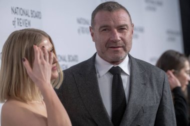 07 Ocak 2025, New York, New York, ABD: (l-r) Taylor Neisen ve Liev Schreiber, New York City 'de 27 Ocak 2025 tarihinde Cipriani 42. Cadde' deki Ulusal Değerlendirme Ödülleri Galası 'na katıldılar. (m10 'lar / yeniler 2) 