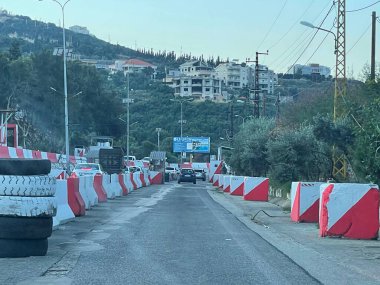Arşiv. Al Madfoun, ordu kontrol noktası. 25 Aralık 2024, al madfoun, kuzey Lübnan, Lübnan: Lübnan 'ın kuzeyindeki Lübnan eyâletini Lübnan dağından ayıran askeri kontrol noktasına arabalar ulaşır. (Ahmad yeni 2.)