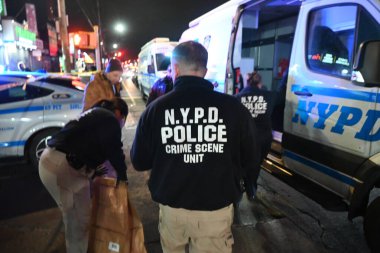 NYPD Olay Yeri İnceleme Ekibi, Soruşturma Birimi ve polis memurları, Canarsie Bölgesi 'nin doğu 80. Sokak ve düz arazilerinde polisin bir kişiyi vurduğu olay yerinde olay yerine gittiler.
