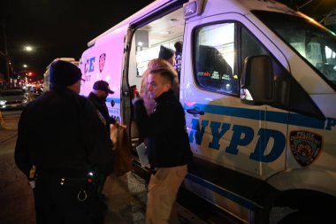 NYPD Olay Yeri İnceleme Ekibi, Soruşturma Birimi ve polis memurları, Canarsie Bölgesi 'nin doğu 80. Sokak ve düz arazilerinde polisin bir kişiyi vurduğu olay yerinde olay yerine gittiler.