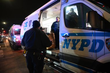 NYPD Olay Yeri İnceleme Ekibi, Soruşturma Birimi ve polis memurları, Canarsie Bölgesi 'nin doğu 80. Sokak ve düz arazilerinde polisin bir kişiyi vurduğu olay yerinde olay yerine gittiler.