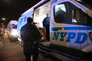 NYPD Olay Yeri İnceleme Ekibi, Soruşturma Birimi ve polis memurları, Canarsie Bölgesi 'nin doğu 80. Sokak ve düz arazilerinde polisin bir kişiyi vurduğu olay yerinde olay yerine gittiler.