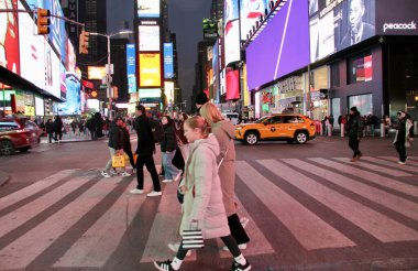 13 Ocak 2025, New York, ABD: Times Meydanı, gece bir bakışta hayatın farklı kesimlerinden her türlü insanı karşıladı ve çok ihtiyaç duyulan sığınakları ağır soğuk hava ortamında sağladı (niyi fote / the enews2)