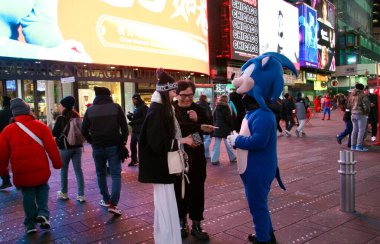 13 Ocak 2025, New York, ABD: Times Meydanı, gece bir bakışta hayatın farklı kesimlerinden her türlü insanı karşıladı ve çok ihtiyaç duyulan sığınakları ağır soğuk hava ortamında sağladı (niyi fote / the enews2)