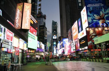 13 Ocak 2025, New York, ABD: Times Meydanı, gece bir bakışta hayatın farklı kesimlerinden her türlü insanı karşıladı ve çok ihtiyaç duyulan sığınakları ağır soğuk hava ortamında sağladı (niyi fote / the enews2)
