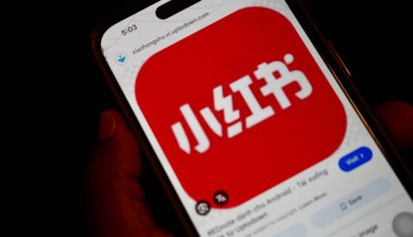 Rednote tiktok mültecisi oldu. 18 Ocak 2025, New York, ABD: tiktok 'un yasağı 19 Ocak Pazar günü yürürlüğe girerken, pek çok tiktok kullanıcısı son günlerde alternatif bir uygulama olarak Rednote' a uçtu. (niyi fote / the new ws2)