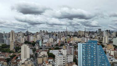 Sao Paulo (SP), Brazil 01/17/2025  - INMET publishes a warning of heavy rain with rainfall between 30 and 60 mm/h or 50 and 100 mm/day, strong winds (60-100 km/h). (leco viana / thenews2) clipart