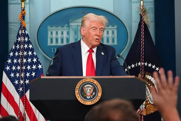 Washington, DC, ABD: 30 Ocak 2025 - ABD Başkanı Donald Trump, ABD Hava Kuvvetleri ve Amerikan Hava Yolları bölgesel jeti arasında gerçekleşen ve James 'te kurtulan kimse kalmadığı başkanlık hava-hava çarpışması konulu basın toplantısında konuştu. (Kyle Mazza / Thenews2)) 