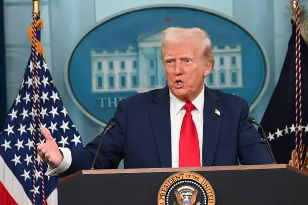 Washington, DC, ABD: 30 Ocak 2025 - ABD Başkanı Donald Trump, ABD Hava Kuvvetleri ve Amerikan Hava Yolları bölgesel jeti arasında gerçekleşen ve James 'te kurtulan kimse kalmadığı başkanlık hava-hava çarpışması konulu basın toplantısında konuştu. (Kyle Mazza / Thenews2)) 