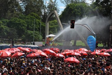 Brezilya, Sao Paulo, 01 / 31 / 2025 - karnaval / blokları - arşiv: itfaiyeciler 02 / 13 / 2024 'teki sokak karnavalında şenlik düzenlemek için su atıyorlar - Sao Paulo' nun karnaval blokları belediye başkanı Ricardo Rahibelerine bir mektup gönderdi. (Leandro Chemalle / Yeniler 2)