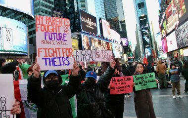 1 Şubat 2025, New York, ABD: Protestocular zaman zaman meydanında toplanarak, sınırdışı edilme taleplerinin durdurulmasını talep eden belgesiz göçmenleri protesto ettiler (niyi fote / the enews2)