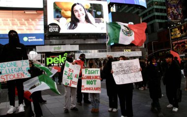 1 Şubat 2025, New York, ABD: Protestocular zaman zaman meydanında toplanarak, sınırdışı edilme taleplerinin durdurulmasını talep eden belgesiz göçmenleri protesto ettiler (niyi fote / the enews2)
