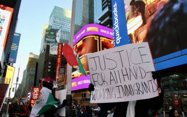 1 Şubat 2025, New York, ABD: Protestocular zaman zaman meydanında toplanarak, sınırdışı edilme taleplerinin durdurulmasını talep eden belgesiz göçmenleri protesto ettiler (niyi fote / the enews2)