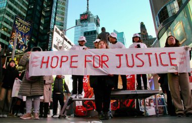 Birmanyalıların Myanmar 'ı protesto etmesi için adalet umudu. 1 Şubat 2025, New York, ABD: Bazı Birmanyalılar daha iyi bir değişiklik için protesto ederken görülüyor ve geleceklerini New York Times Meydanı 'nda kendileri belirleme kararı alıyorlar.. 