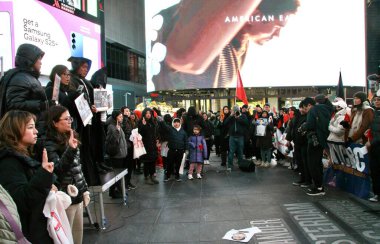 Birmanyalıların Myanmar 'ı protesto etmesi için adalet umudu. 1 Şubat 2025, New York, ABD: Bazı Birmanyalılar daha iyi bir değişiklik için protesto ederken görülüyor ve geleceklerini New York Times Meydanı 'nda kendileri belirleme kararı alıyorlar.. 
