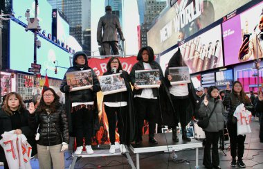 Birmanyalıların Myanmar 'ı protesto etmesi için adalet umudu. 1 Şubat 2025, New York, ABD: Bazı Birmanyalılar daha iyi bir değişiklik için protesto ederken görülüyor ve geleceklerini New York Times Meydanı 'nda kendileri belirleme kararı alıyorlar.. 