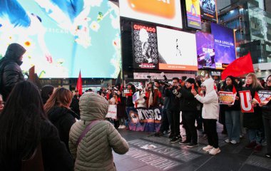 Birmanyalıların Myanmar 'ı protesto etmesi için adalet umudu. 1 Şubat 2025, New York, ABD: Bazı Birmanyalılar daha iyi bir değişiklik için protesto ederken görülüyor ve geleceklerini New York Times Meydanı 'nda kendileri belirleme kararı alıyorlar.. 